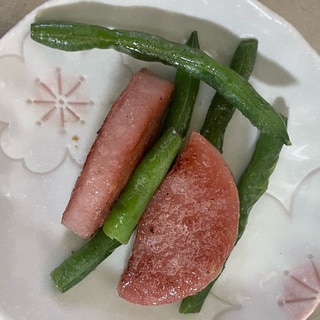 魚肉ハンバーグといんげんのごま油炒め